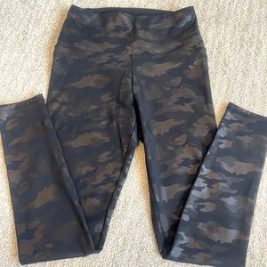 Simply Vera VeraWang black Camo print leggings size small